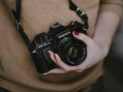 Remembering Catherine O’Hara, Who Played an Artist and A.i.A. Cover Girl in Beetlejuice